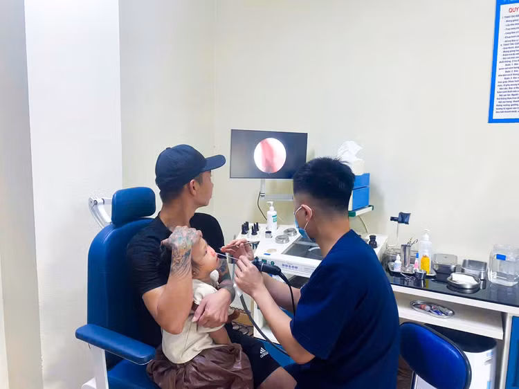 Nội soi lấy dị vật cho trẻ - Ảnh BVCC Nội soi lấy dị vật cho trẻ - Ảnh BVCC