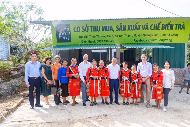 Các cán bộ của chương trình đi thăm quan sự phát triển của các dự án