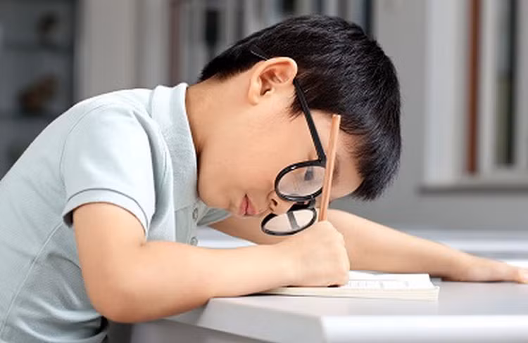 Đề xuất người dưới 18 tuổi bị cận, viễn thị được BHYT chi trả ảnh 1