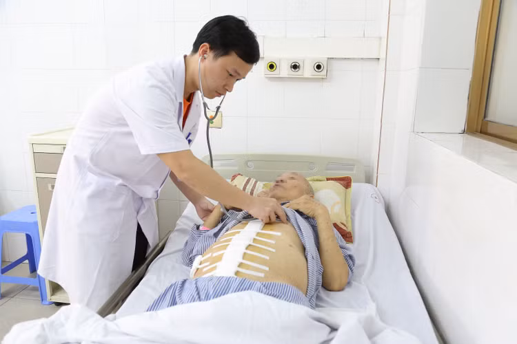 Bác sĩ khoa Ngoại kiểm tra lại vết mổ cho cụ ông 85 tuổi bị vỡ phình động mạch chủ bụng - Ảnh BVCC Bác sĩ khoa Ngoại kiểm tra lại vết mổ cho cụ ông 85 tuổi bị vỡ phình động mạch chủ bụng - Ảnh BVCC